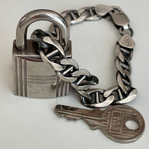 AUTHENTIC Hermes palladium lock and key:
Sterling silver bracelet - Picture 3 of 11